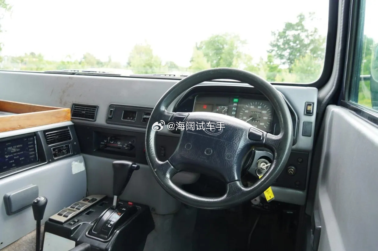 超级陆地巡洋舰的高顶游览版~~~这是1996年定制的，4.1升柴油机+三把差速锁