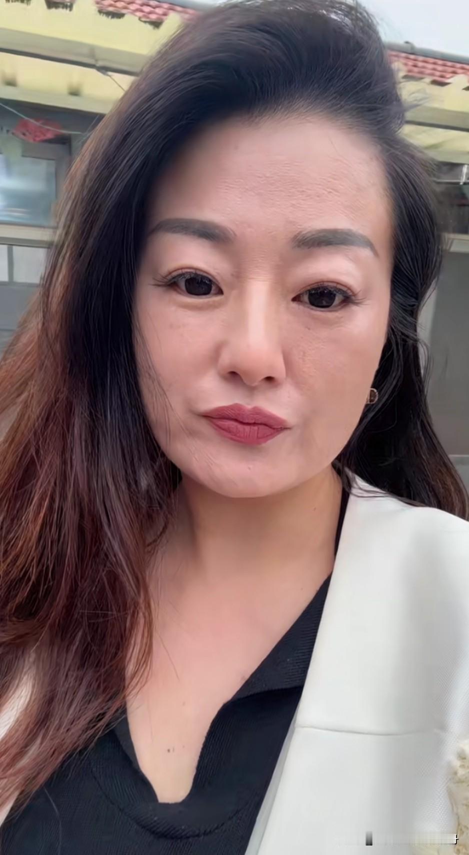岁月带走什么，青春！
岁月留下了什么，皱纹！