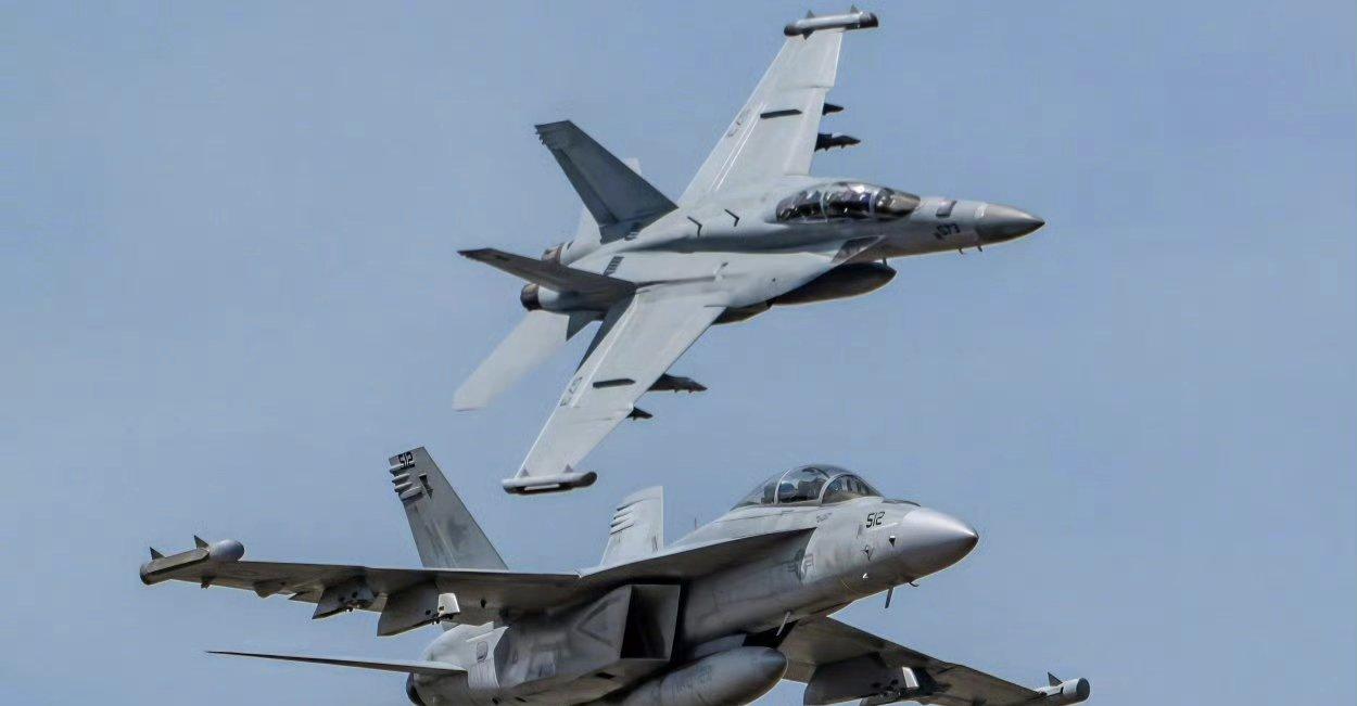 【突发！美军两架EA-18G“咆哮者”战机空中相撞坠毁】

在5月17日，美国爱