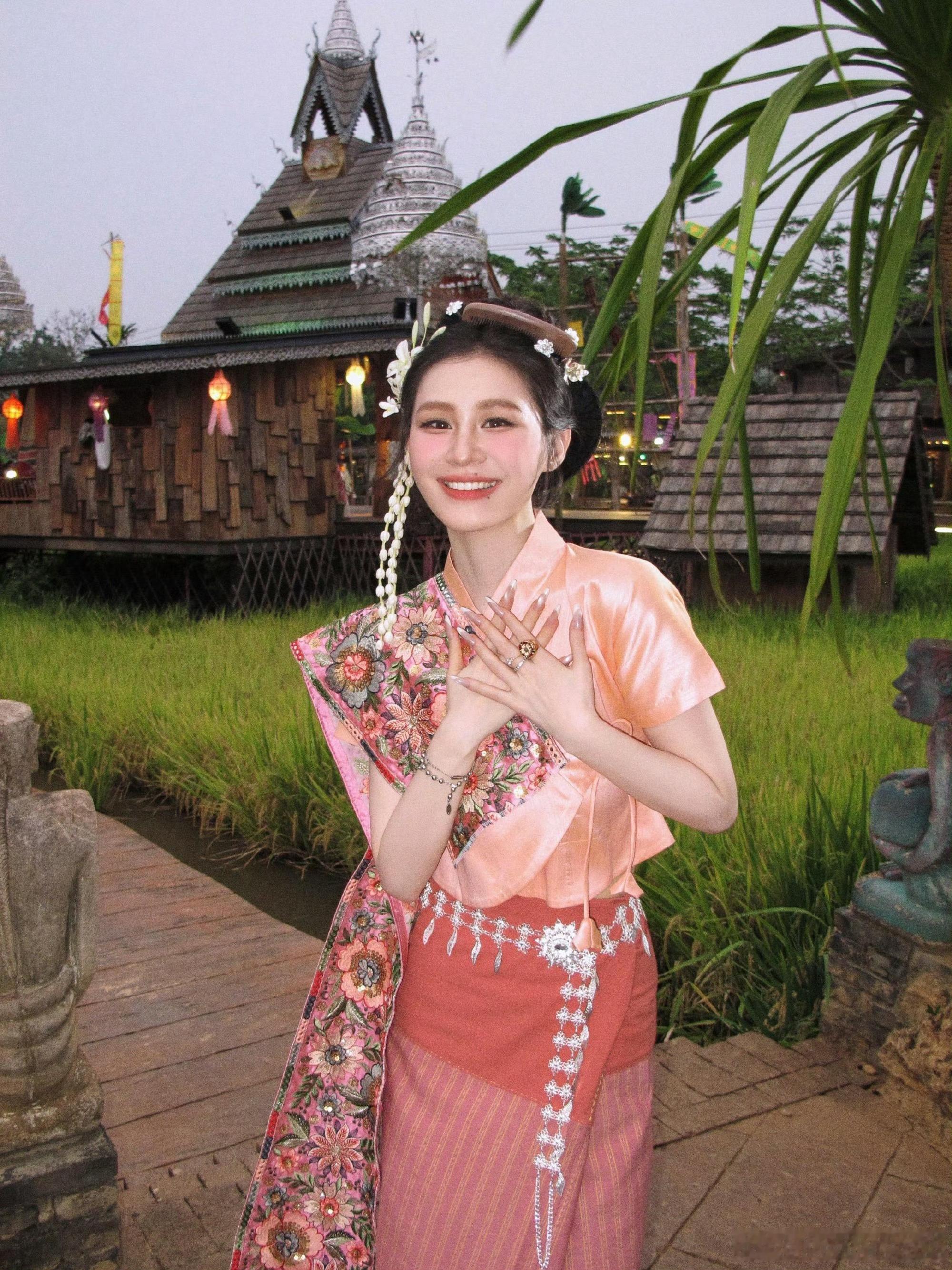 金靖美商好高金靖对美妆完全解读 从妆容搭配到细节处理，金靖都有着独到思考。出众美