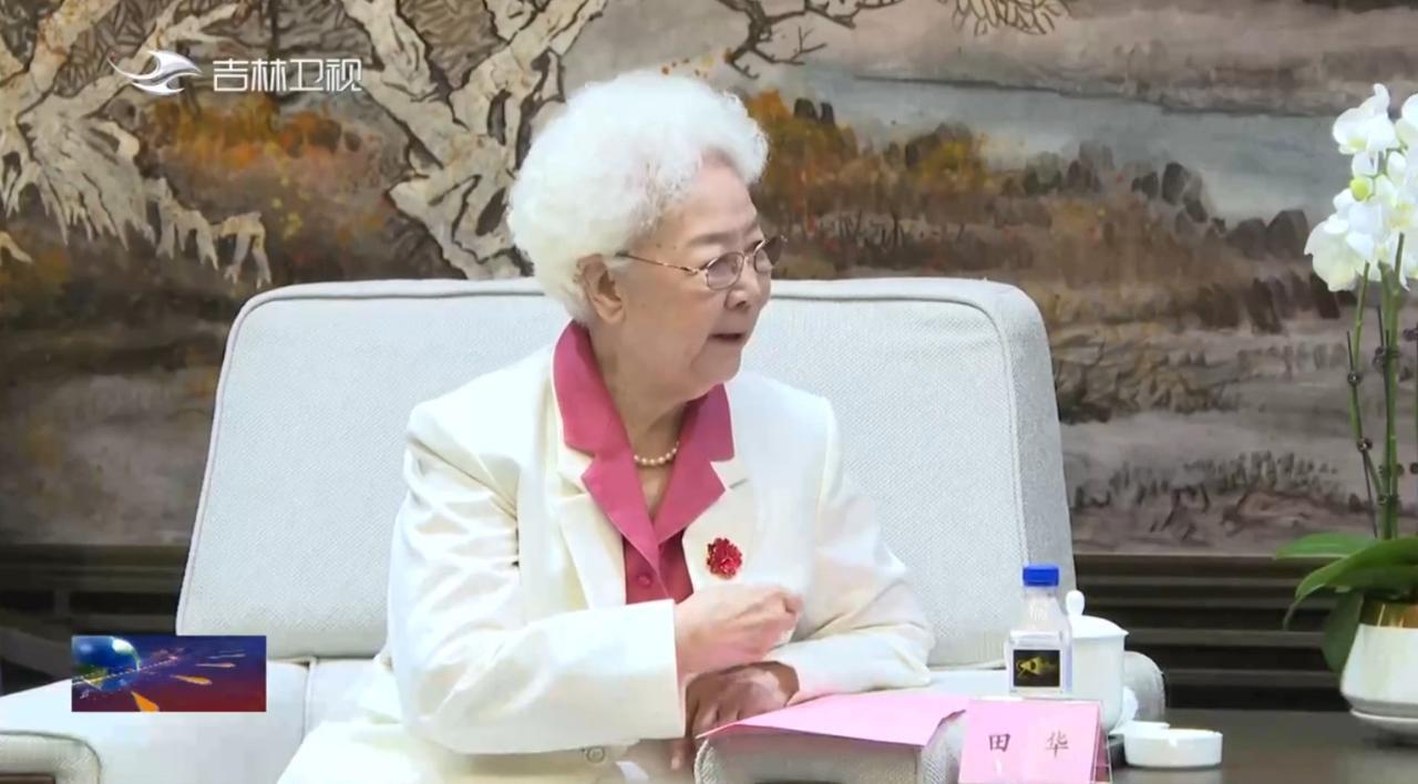 97岁的“人民艺术家”田华，精神矍铄