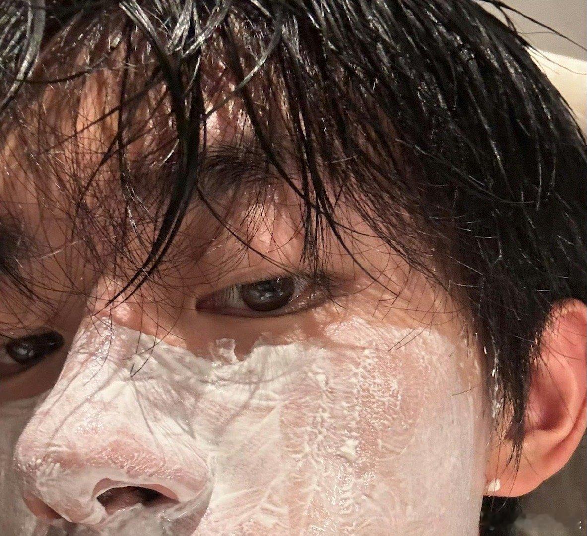 #易烊千玺做泥塑手臂线条##易烊千玺戴粉发箍做泥塑#易烊千玺小网站更新啦，是面膜