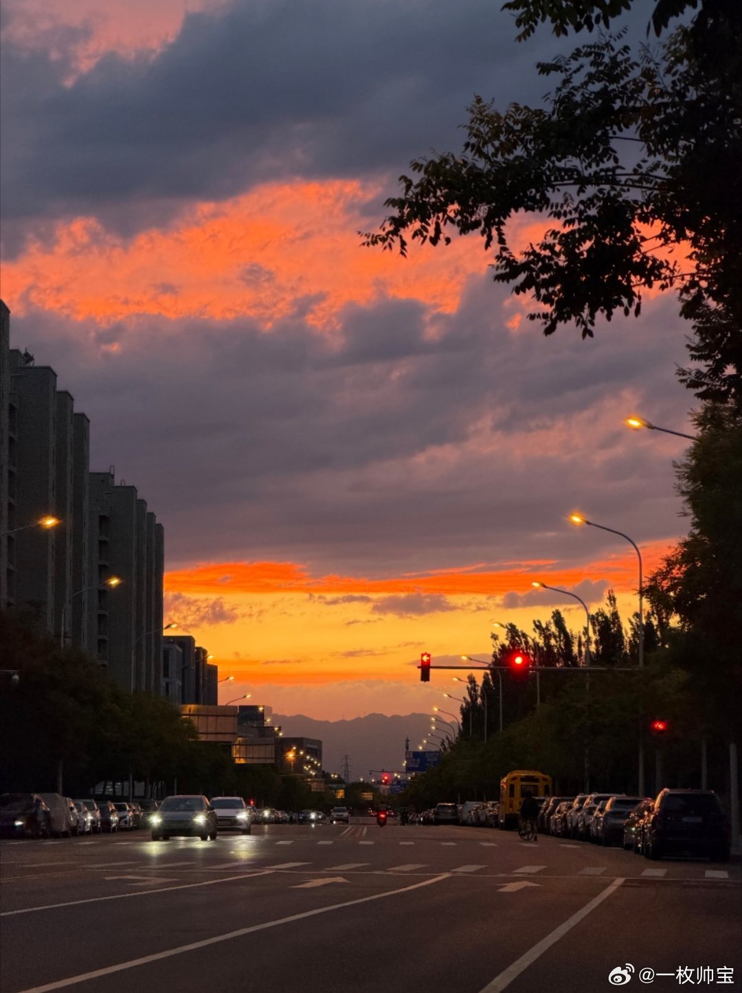 夕阳所带来的晚霞是美好的城市街边一角一拍很出片繁华落幕折射出来的光影感就是对美的