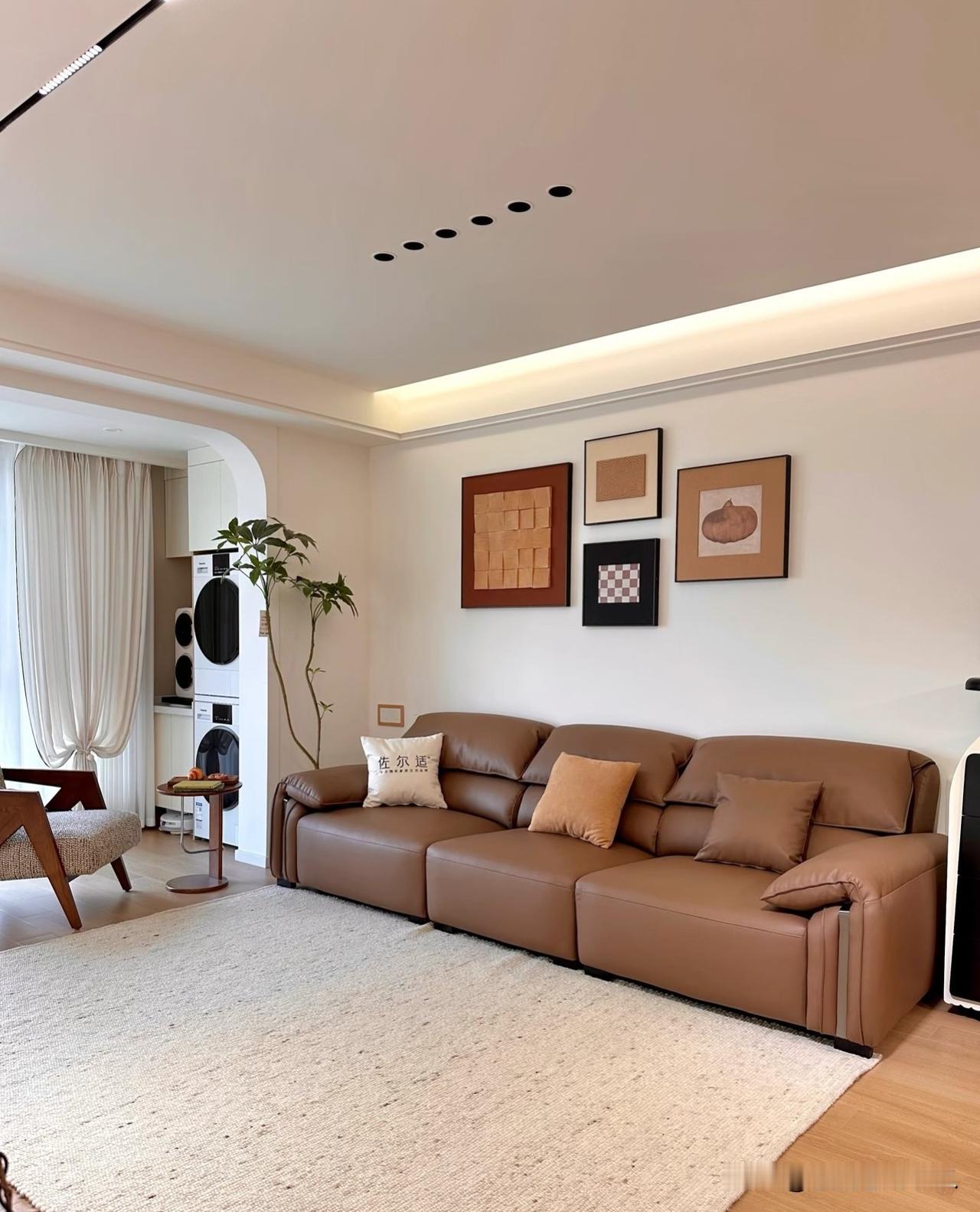 我坐在沙发，耳边回荡着周五晚上那条的消息，心中五味杂陈。自他答应周末回来的那一刻