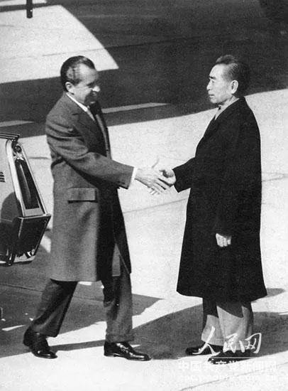 我们的周总理十分“爱美”，这是公认的事实。他不仅喜欢干净整洁，注重穿着得体，更用