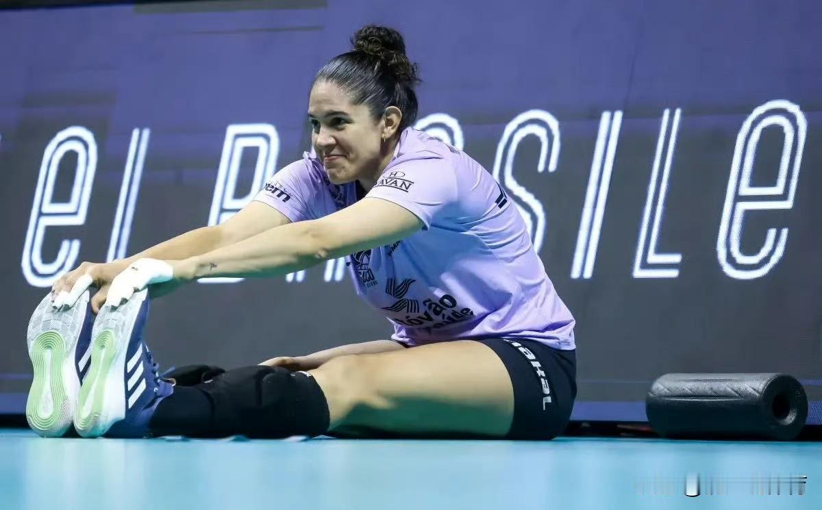 天津女排联赛外援娜塔莉亚可能要“放鸽子”了。娜塔莉亚竟然出现在了巴西联赛劲旅奥萨