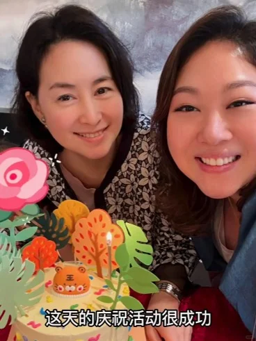 何超琼62岁生日！百亿干女儿自制蛋糕送惊喜