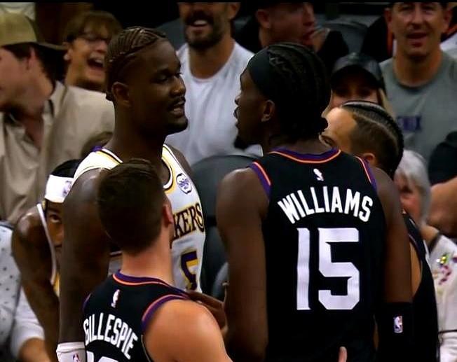 今晚赢球的不是湖人，也不是太阳。
是那四个被抛弃的人。
狄龙贴着詹姆斯耳朵吼：他