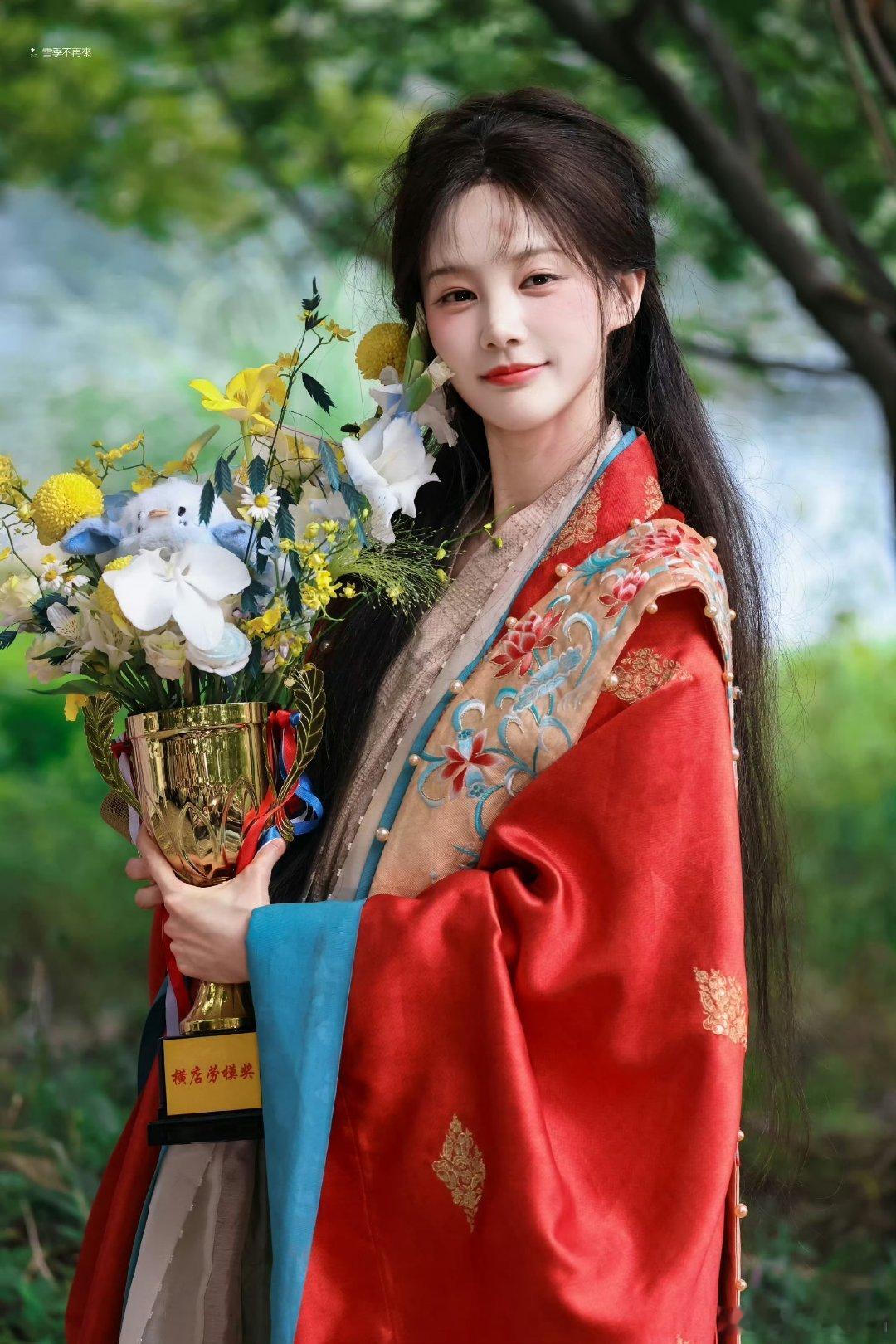 杀青快乐，期待早日见面，一朝互换华裳，步步执掌乾坤，静待陈雀儿踏光而来！李一桐金