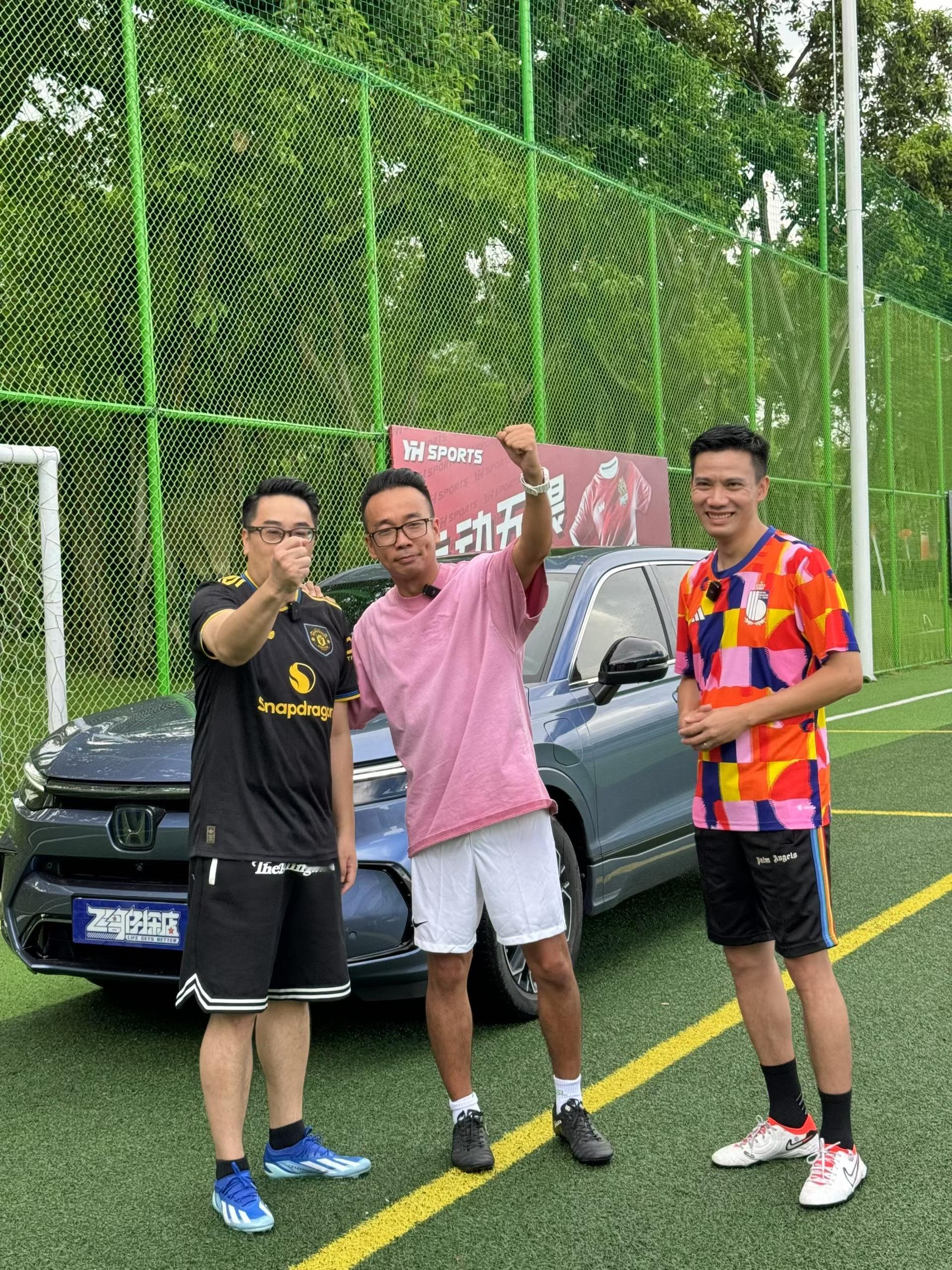 省超正式开波[鼓掌][鼓掌][鼓掌]前广州恒大足球队长冯俊彦帮我的粉丝们签了很多