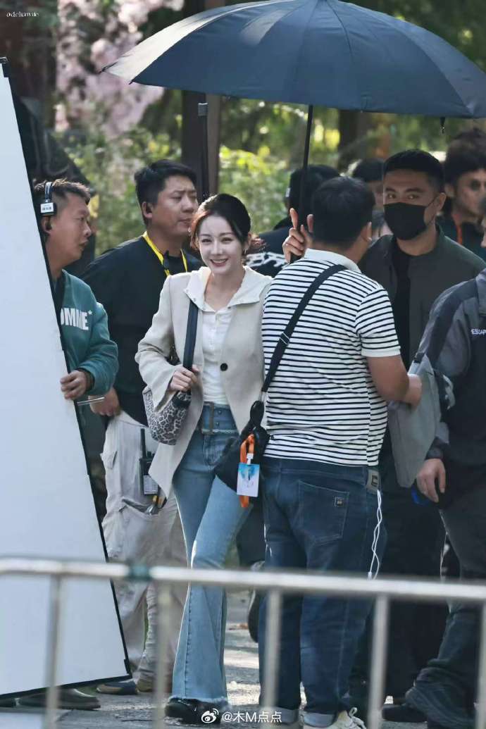 迪丽热巴《虽然不能同时拥有一切 》首波路透，确实都市丽人look更能发挥出热巴身