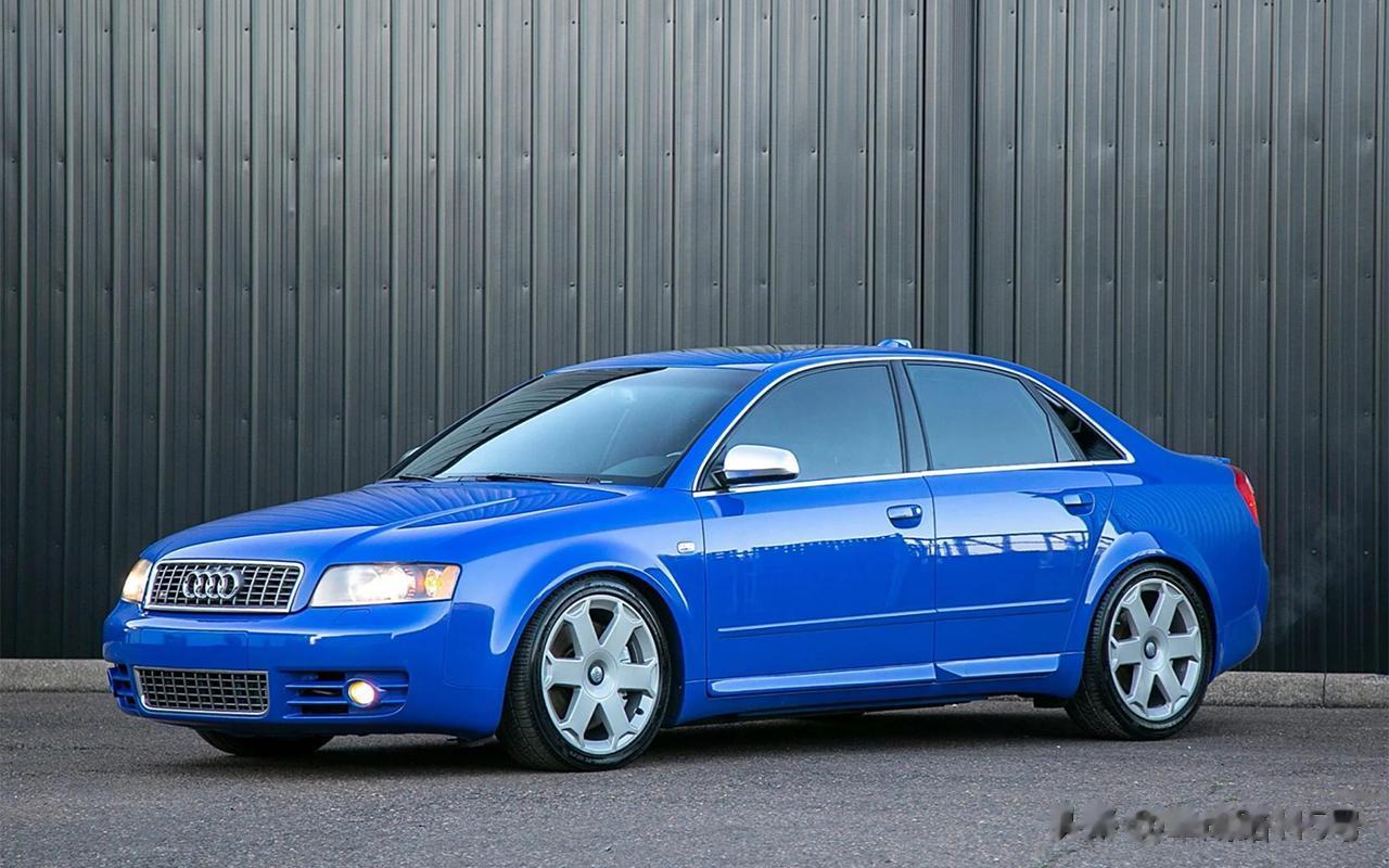 2004年奥迪S4，搭载4.2L V8发动机，与之匹配6挡手动变速器。