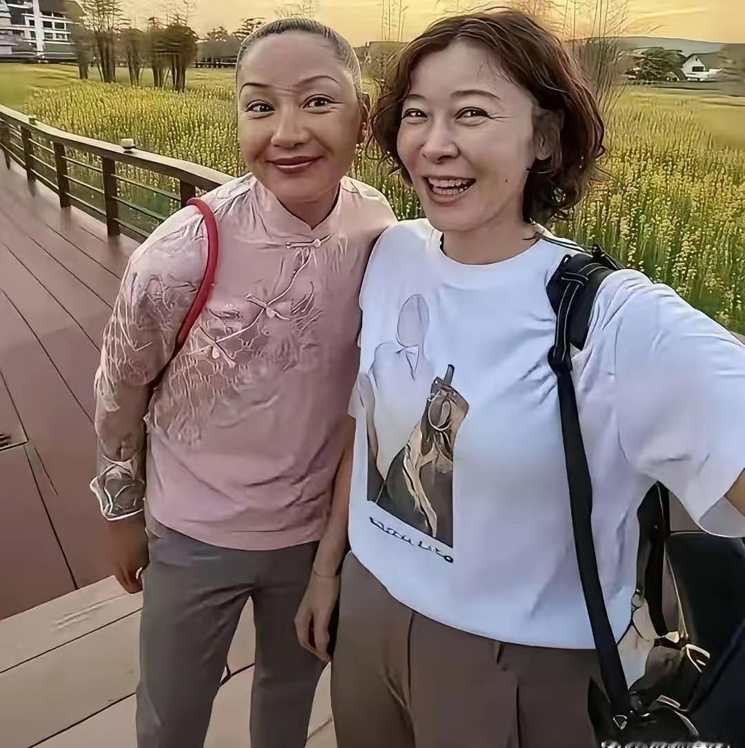 53岁的柯蓝，邀约54岁的好友瞿颖去国外旅游。
下图是她们去泰国游玩时，随手拍的