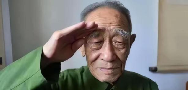 他是飞夺泸定的营长，却被当“汉奸”批斗二十年，杨得志登门见其惨状，当场写下一行字