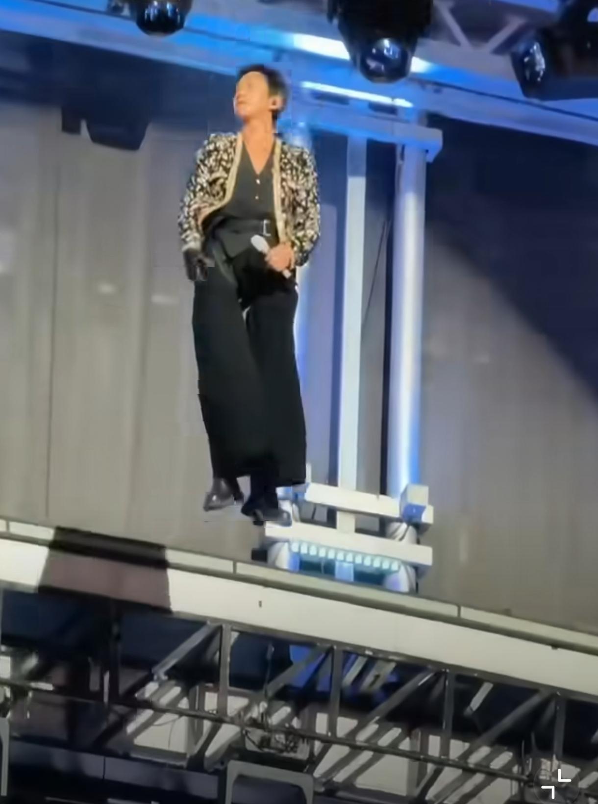 邓超吊威亚滑降的姿势很帅，效果好的同时要注意安全，两米以上都算高空作业。从安全绳