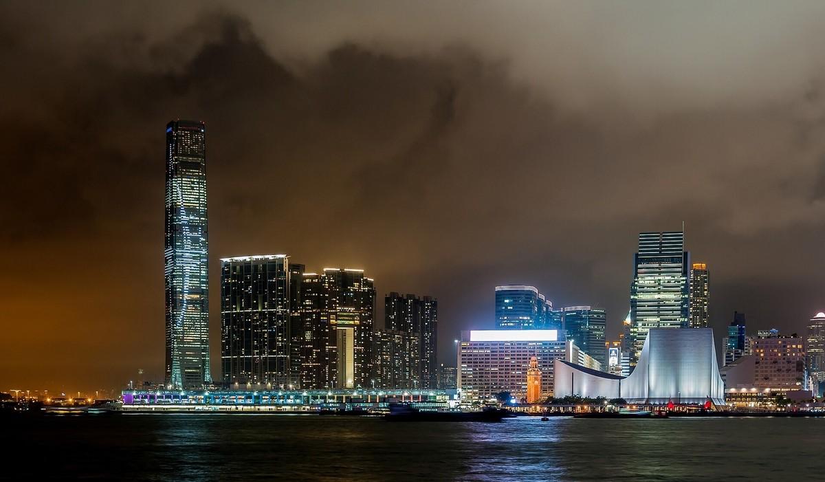 搞不懂，香港既不向中央纳税，又无中央财政拨款，还不发地方债，钱从何而来？《基本法