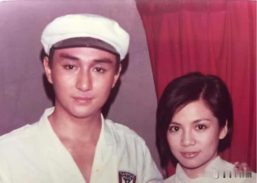 1985年4月7日，新加坡豪华歌剧院。

那天翁美玲到新加坡演出，恰好吴岱融在那