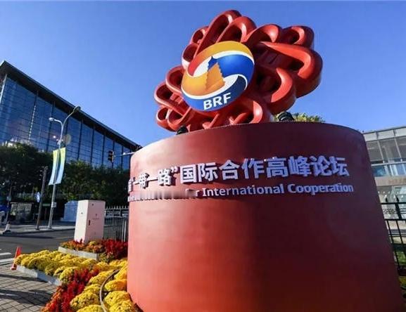一直以来，哈萨克斯坦都是我们向西开放的核心伙伴。
丝绸之路经济带首个落地项目就在