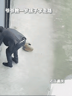 狗被踩到之后，第一反应是立即扑向孩子并张开嘴要咬，幸亏爷爷在旁边，及时安抚并制止