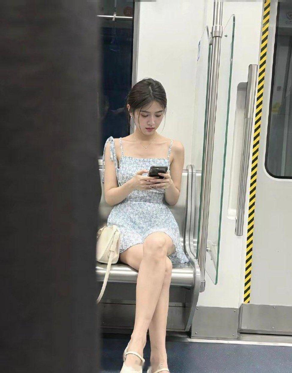 地铁上看到的最漂亮的女生了，颜值不比明星差。 