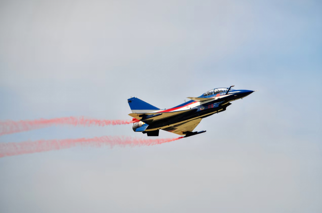 2025年的天空，因这些“钢铁雄鹰”更显辽阔与荣光！从单机凌云的飒爽特技，到多机