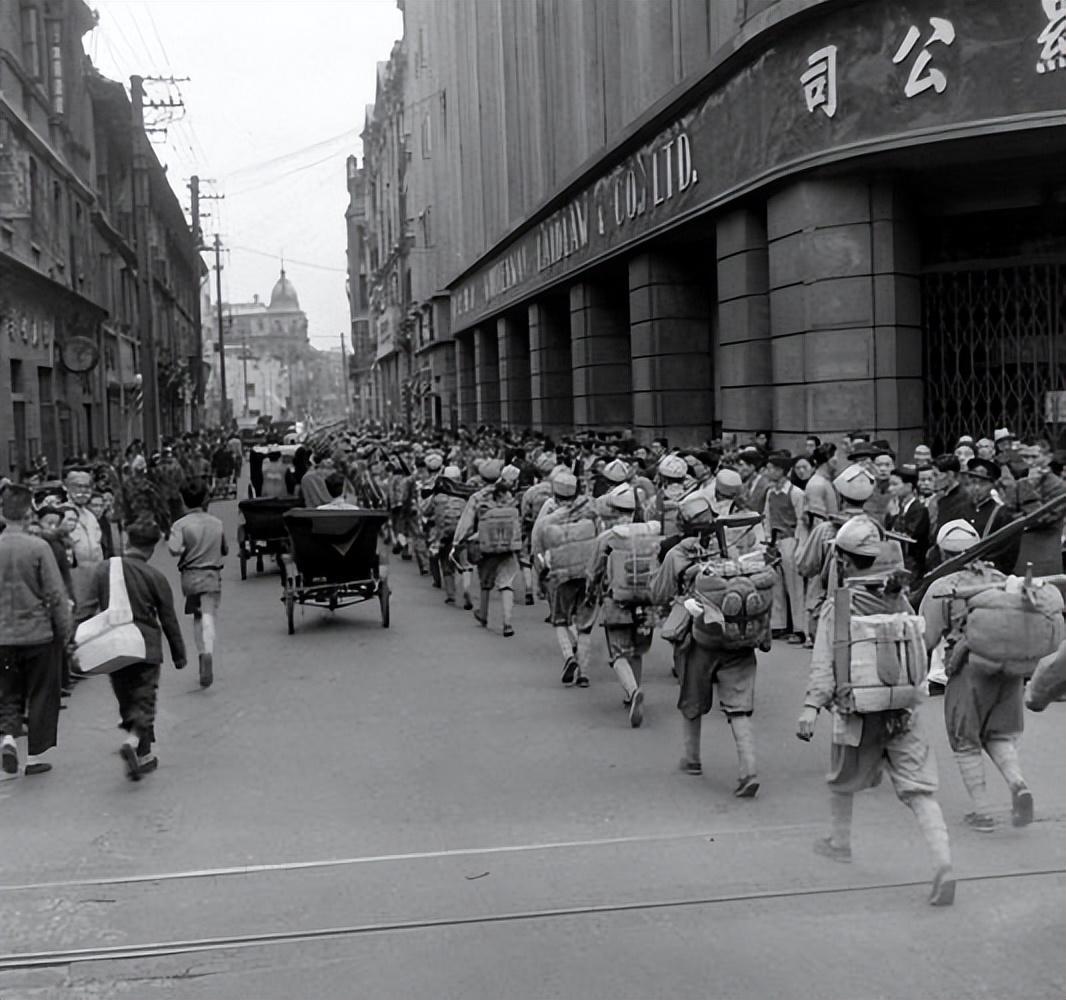1949年5月，上海解放后不久，一座原属国民党机构的新生活俱乐部内，正在举行一场