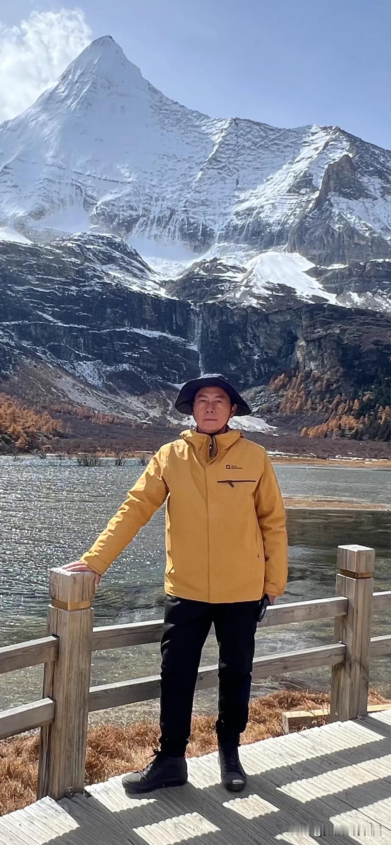 站在稻城亚丁央迈勇神山之下