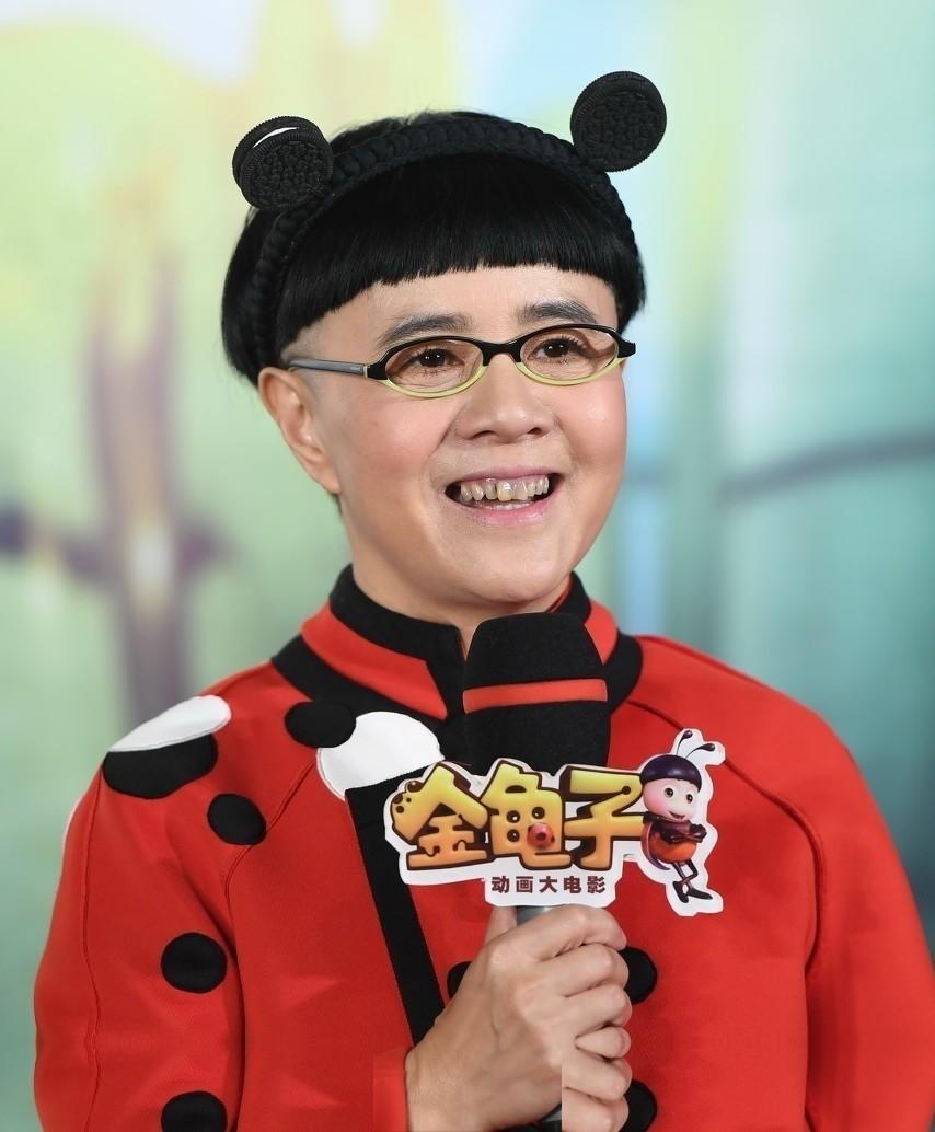 “金龟子” 刘纯燕 60岁大寿，老公王宁送祝福，特地拍婚纱照庆祝结婚38周年，“