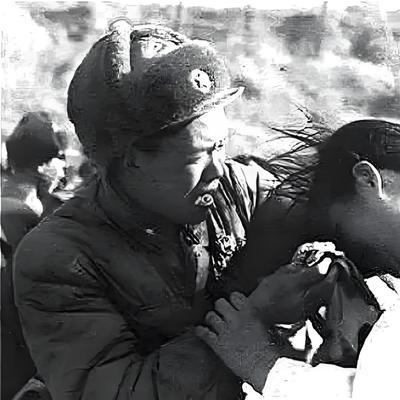 志愿军营长袁光亮是战斗英雄，因违反军令与朝鲜姑娘恋爱被下令枪毙，然而就在行刑时，