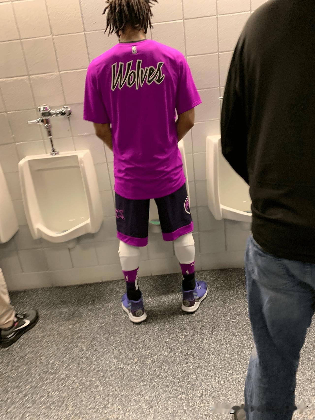 9月16日消息，美媒NBA Memes今日晒出一张德里克·罗斯在卫生间被偷拍的照