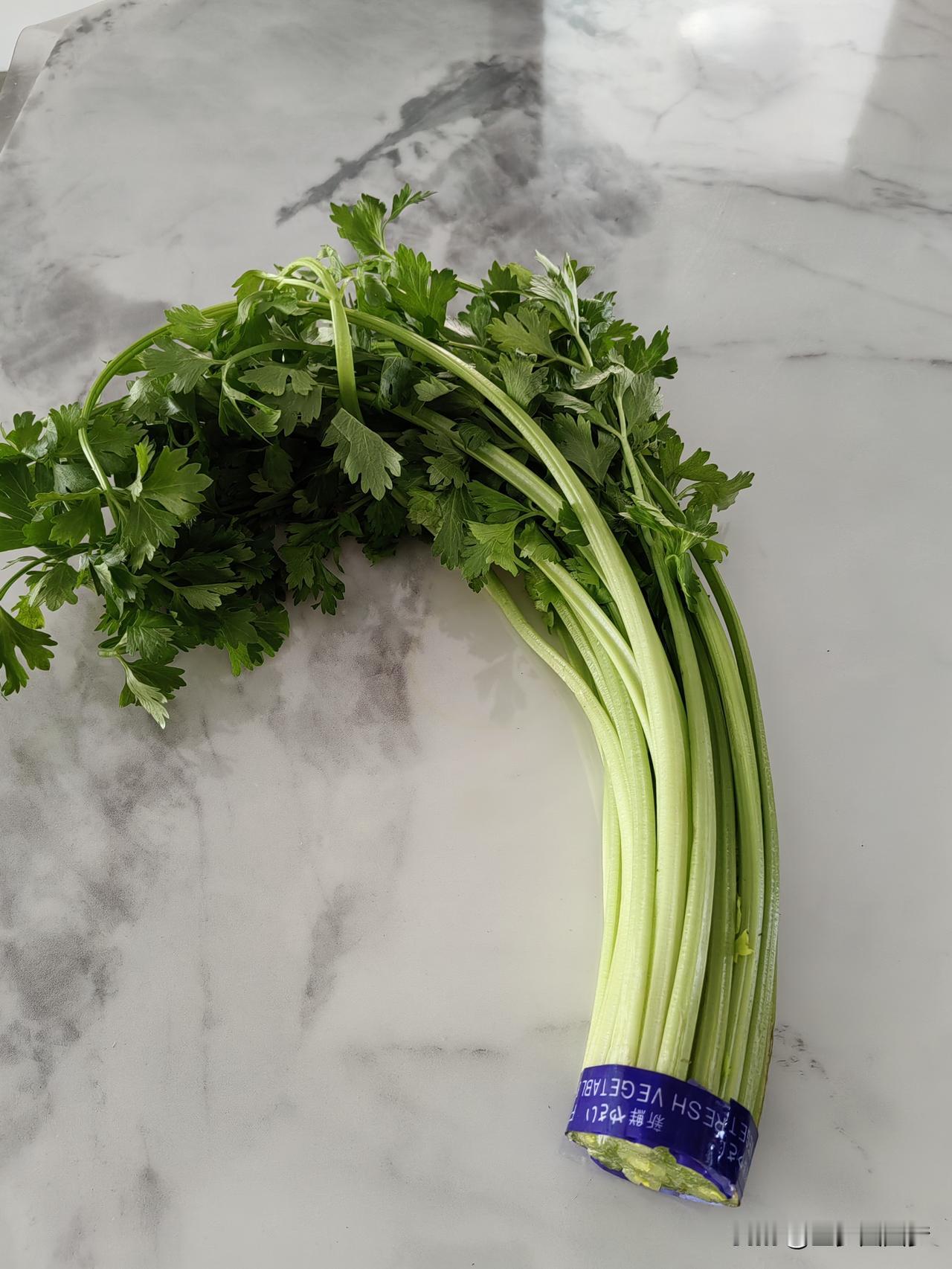 小区里卖的菜贵的离谱，贝贝南瓜6.5元/斤，我买了三颗17元，还没有明码标价，账