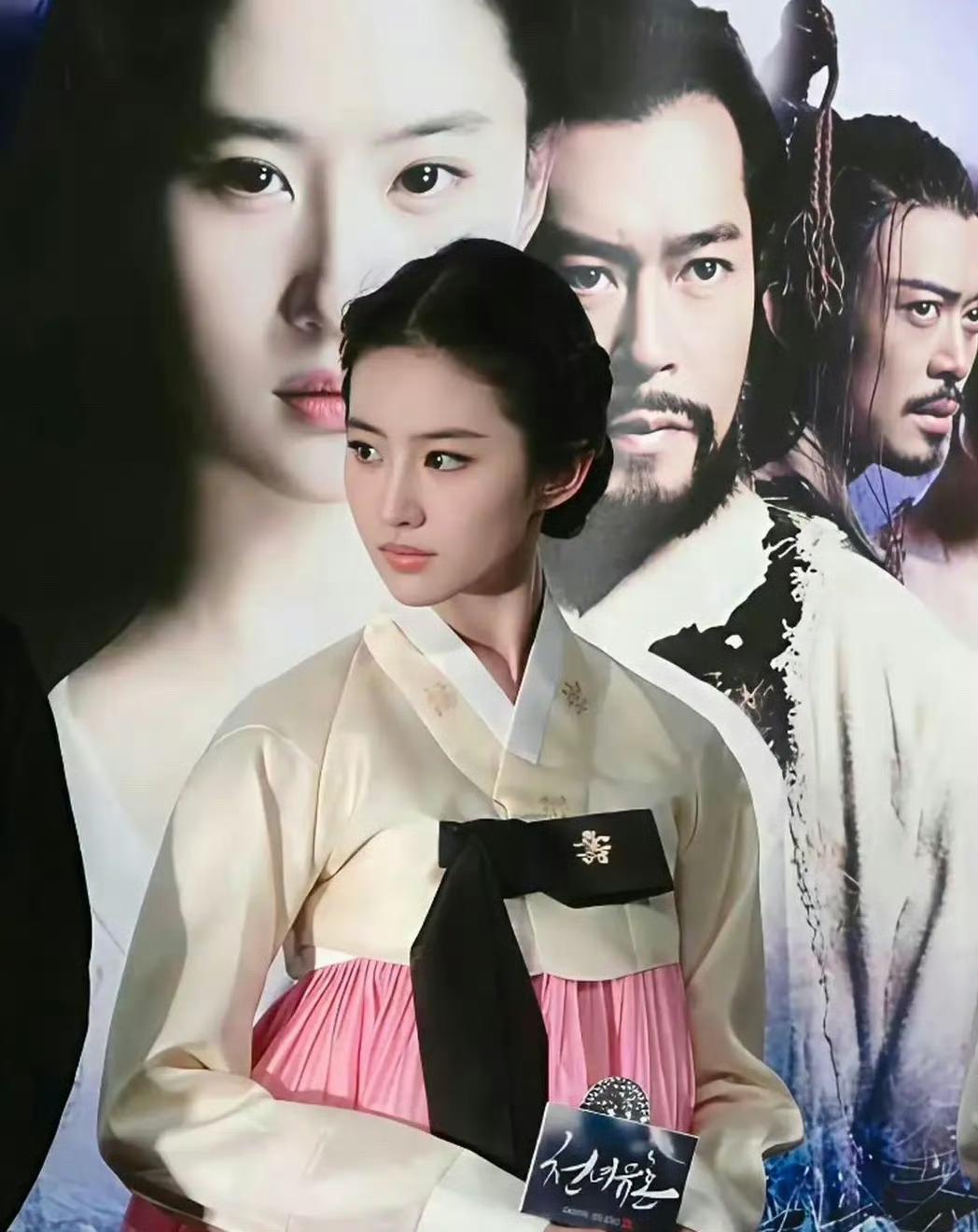 韩国人给刘亦菲送了套韩服，想看笑话，结果全场记者都傻眼了 ​​​