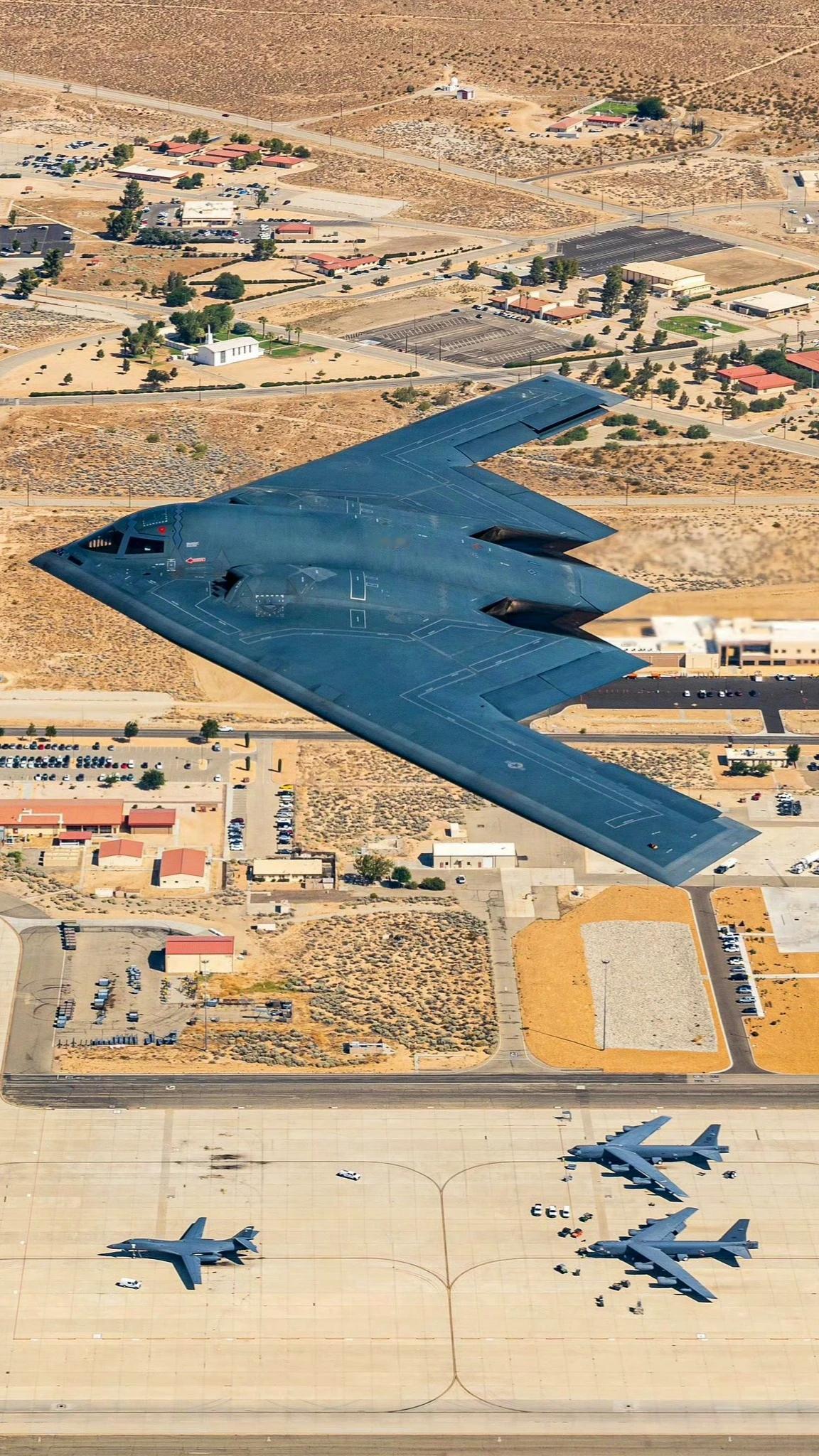 B-2“幽灵”靓图，在德华兹空军基地 ​​​……
#唯美军事图片# 
#武器美学