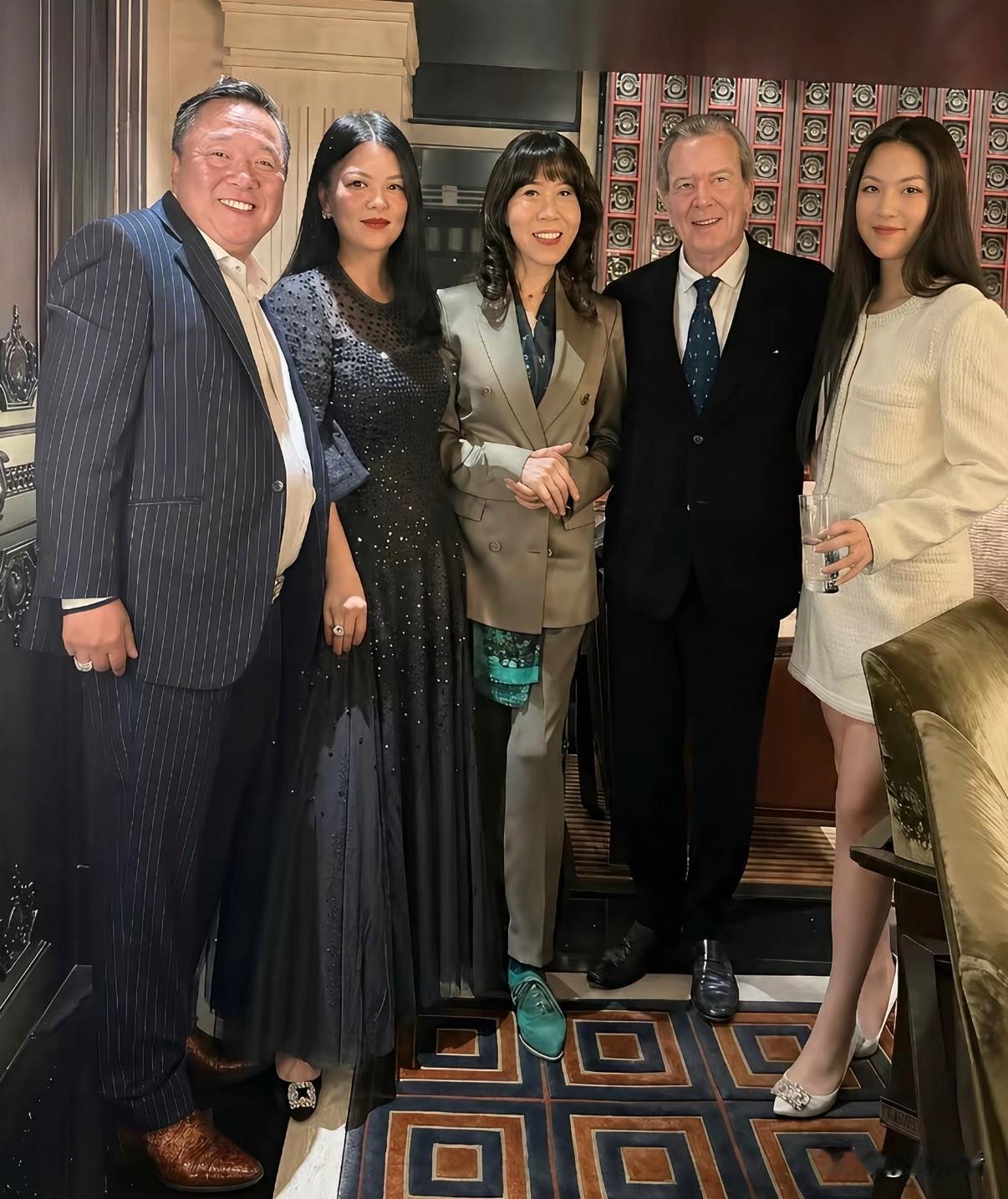 李湘的发文迎接德国前总理，还带着十几岁的女儿王诗龄一起露面，她圈层真的太强太强！