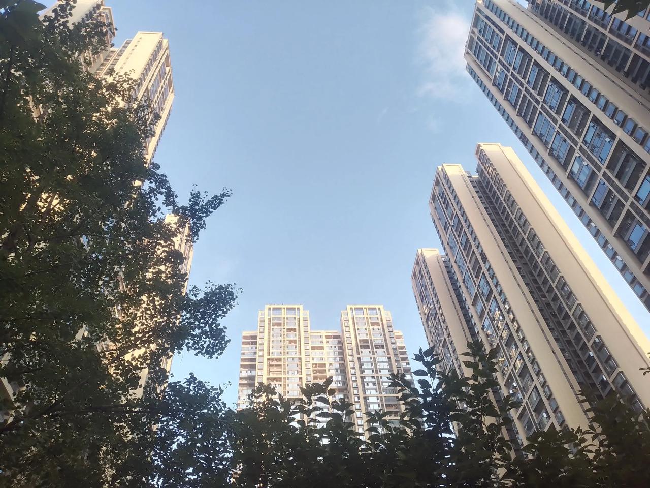 #一张照片证明成都很热#
这是早上7.40的天空，万里湛蓝，仅有一丝云彩，太阳直