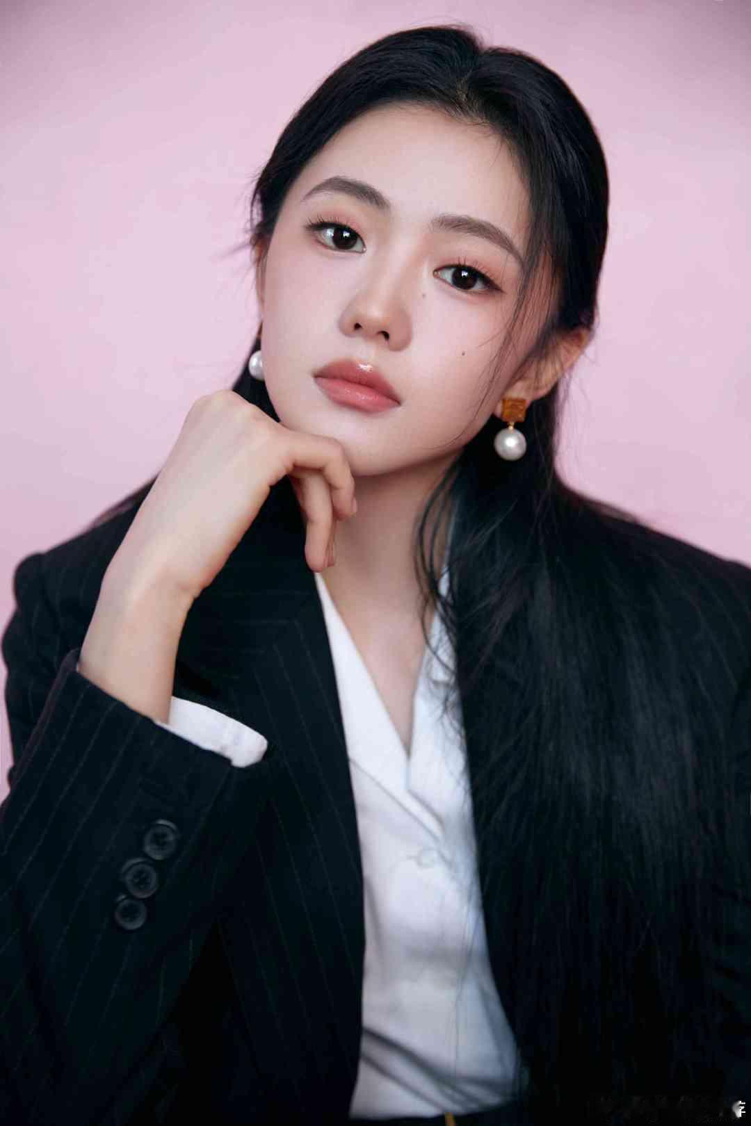 刘浩存新风格美翻了 原来刘浩存状态在线的秘诀藏在护肤里！分两步修护养护肌肤，基础