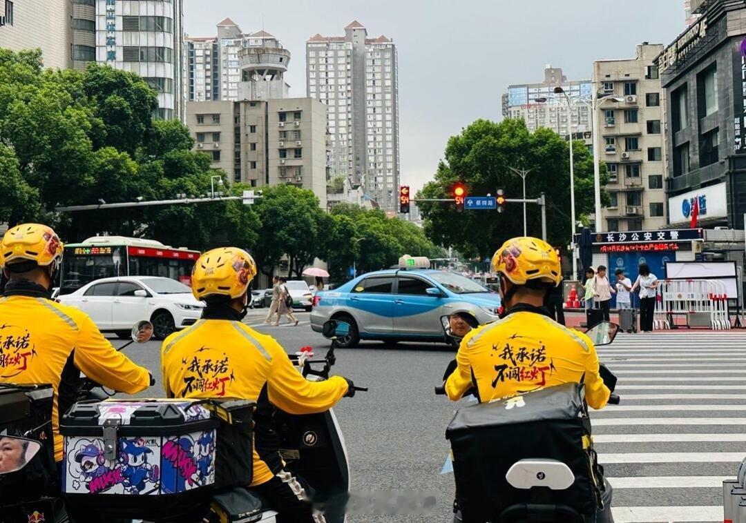 多地试点上线骑手等灯时长核算新机制，平台打通交管路况数据，系统可自动识别骑手路口