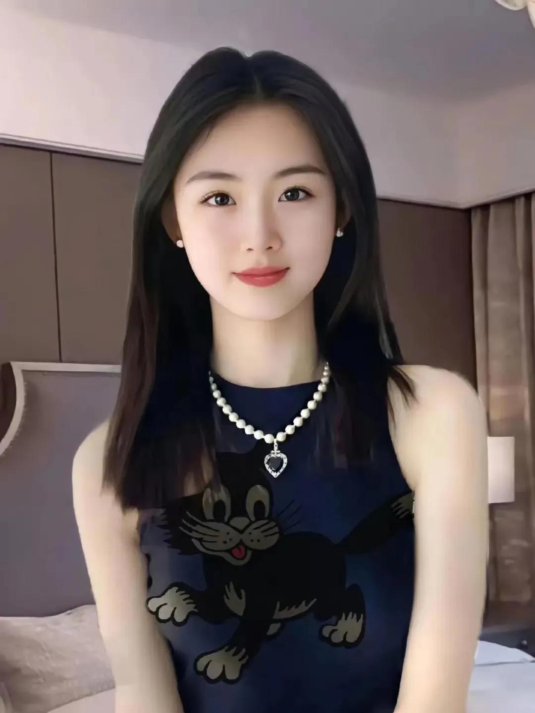 我小时候见过一次闪婚，是我姐姐的两个闺蜜，以前都是相亲，其中一个结婚前几天来找新