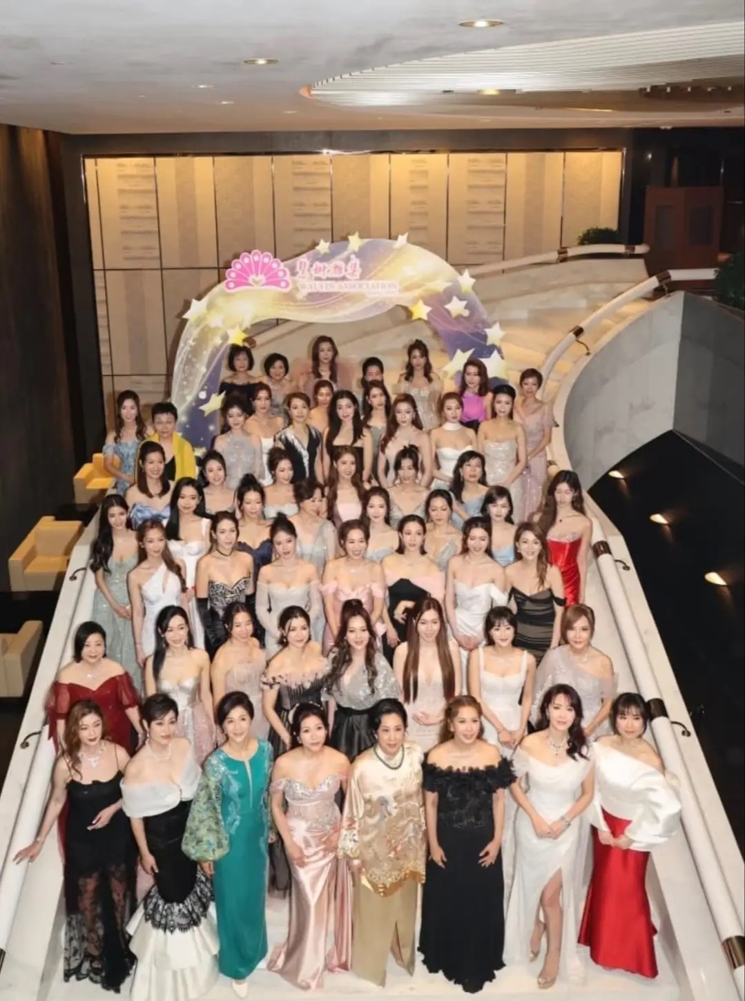 朱玲玲携罗康瑞盛装亮相，陈法蓉曹敏莉等港姐也来了，在大合照里可以看到，到场的港姐
