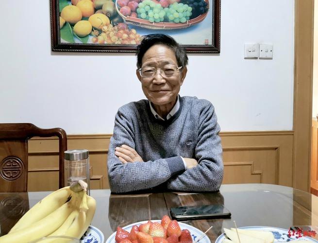 “我老了，不需要那么多钱。”2020年，一生抠门的大学教授王泽霖，却大手一挥捐出