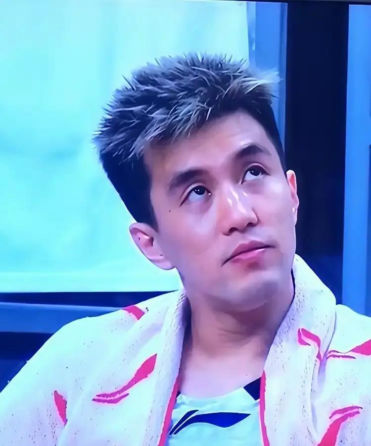 杜锋把胡明轩按在板凳上，反而赢了19个篮板。郭士强让徐昕一场碰篮下的次数，比过去