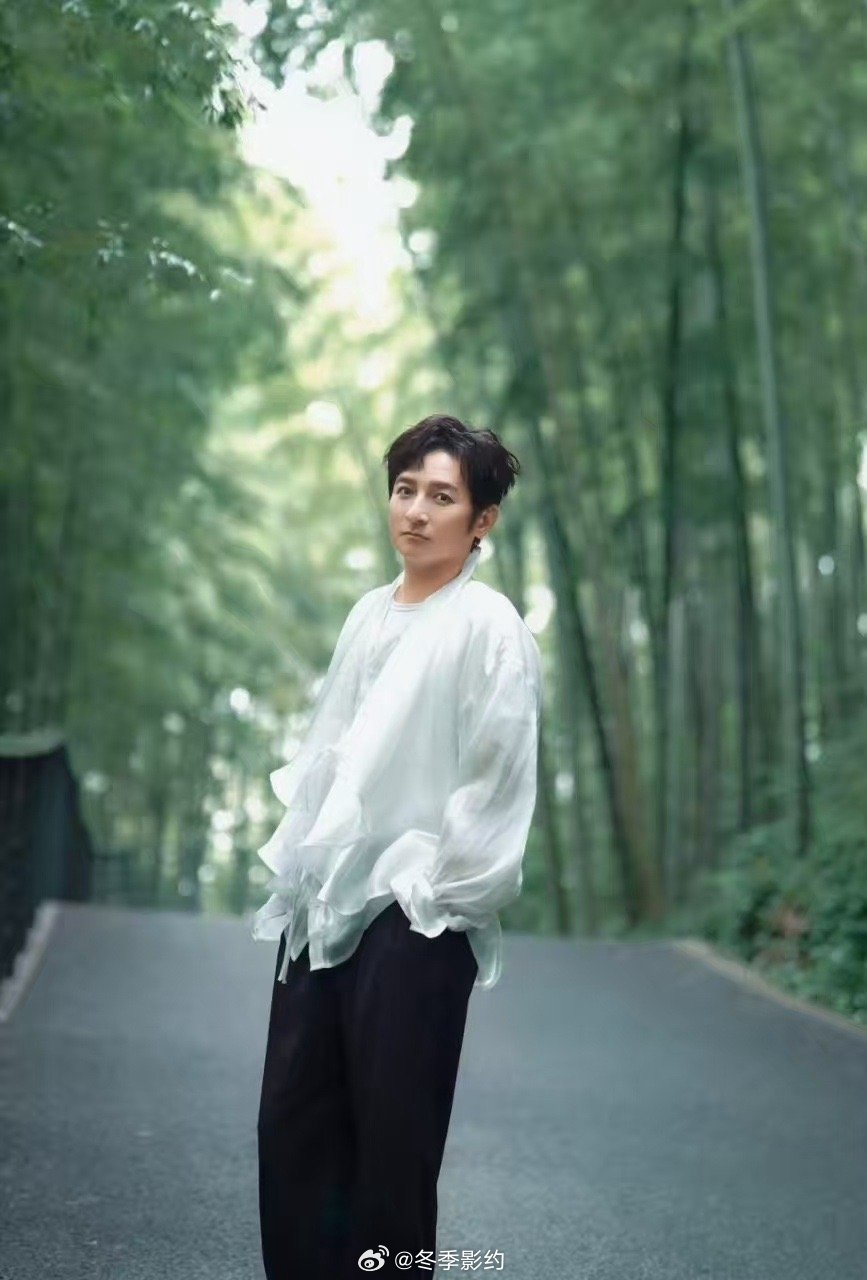 李维嘉录制大侦探大侦探洁癖玩家的终极挑战！李维嘉搜证途中顺手把道具组做旧的床底灰