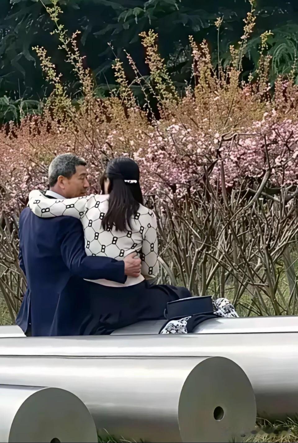 七律·情人遇
 
暖日芳林花事稠，
相逢林下意相投。
轻言细语春风里，
密约深盟