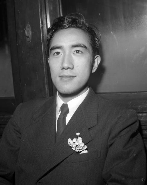 1960 年代，日本艺术家横尾忠则在一次聚会上，看到三岛由纪夫盯着自己的画看。他