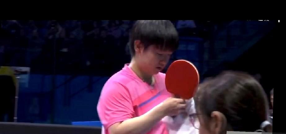 最后一场了，终于是粉色的莎莎。
今晚的比赛并不好打，女双已经输了，即使莎莎拿下两