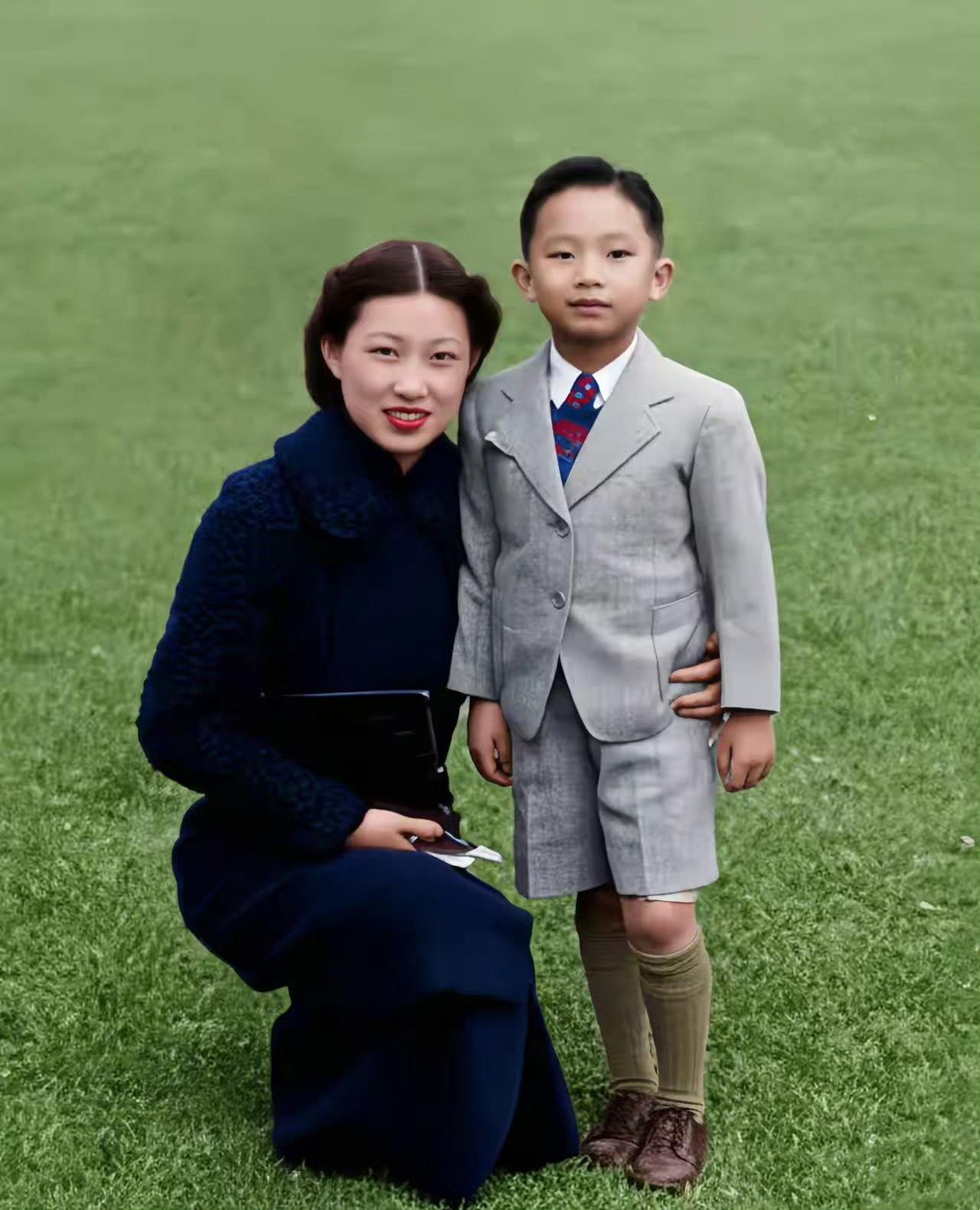 1939年，香港。27岁的赵一荻和儿子张闾琳拍照留念