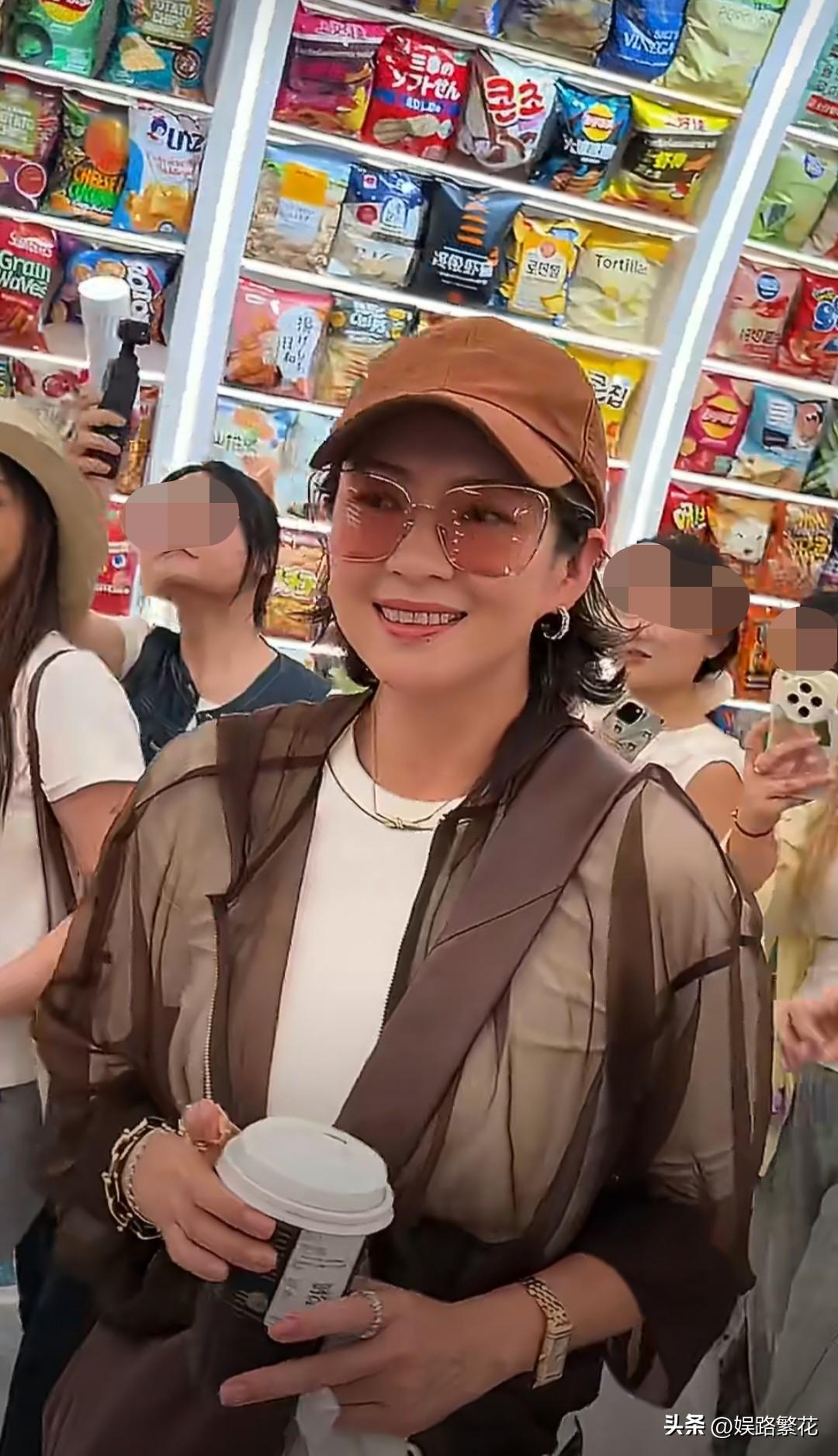 章子怡突然冲上热搜！

起因是路人拍到的视频里，她两鬓白发格外明显，尤其是太阳穴