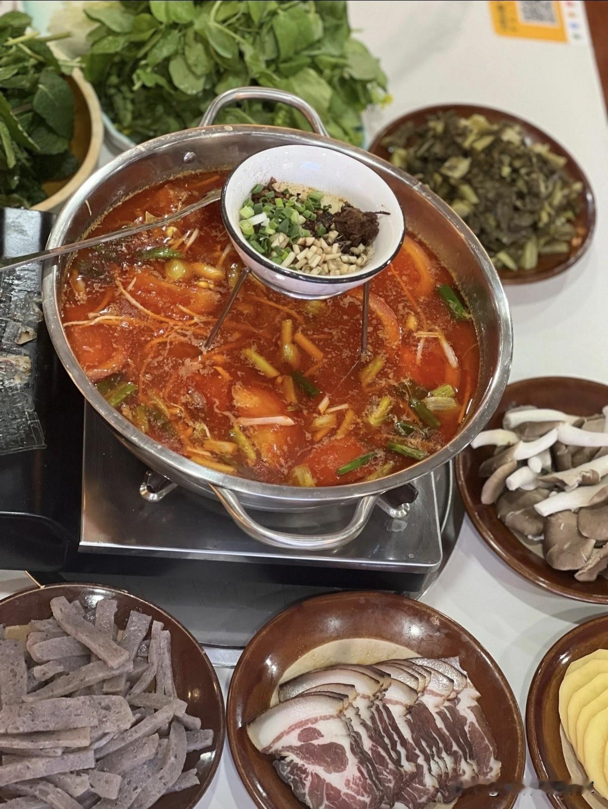 酸汤牛肉火锅真是火锅界的宝藏！自己在家做也不难。先把牛肉切块冷水下锅，加姜片和料