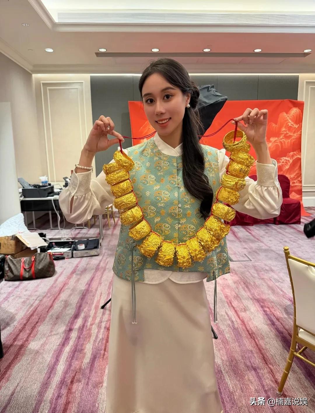 原来富人戴金子图的是好意头，普通人戴金子更看重的是重量呀！
奚梦瑶答谢宴，脖子上