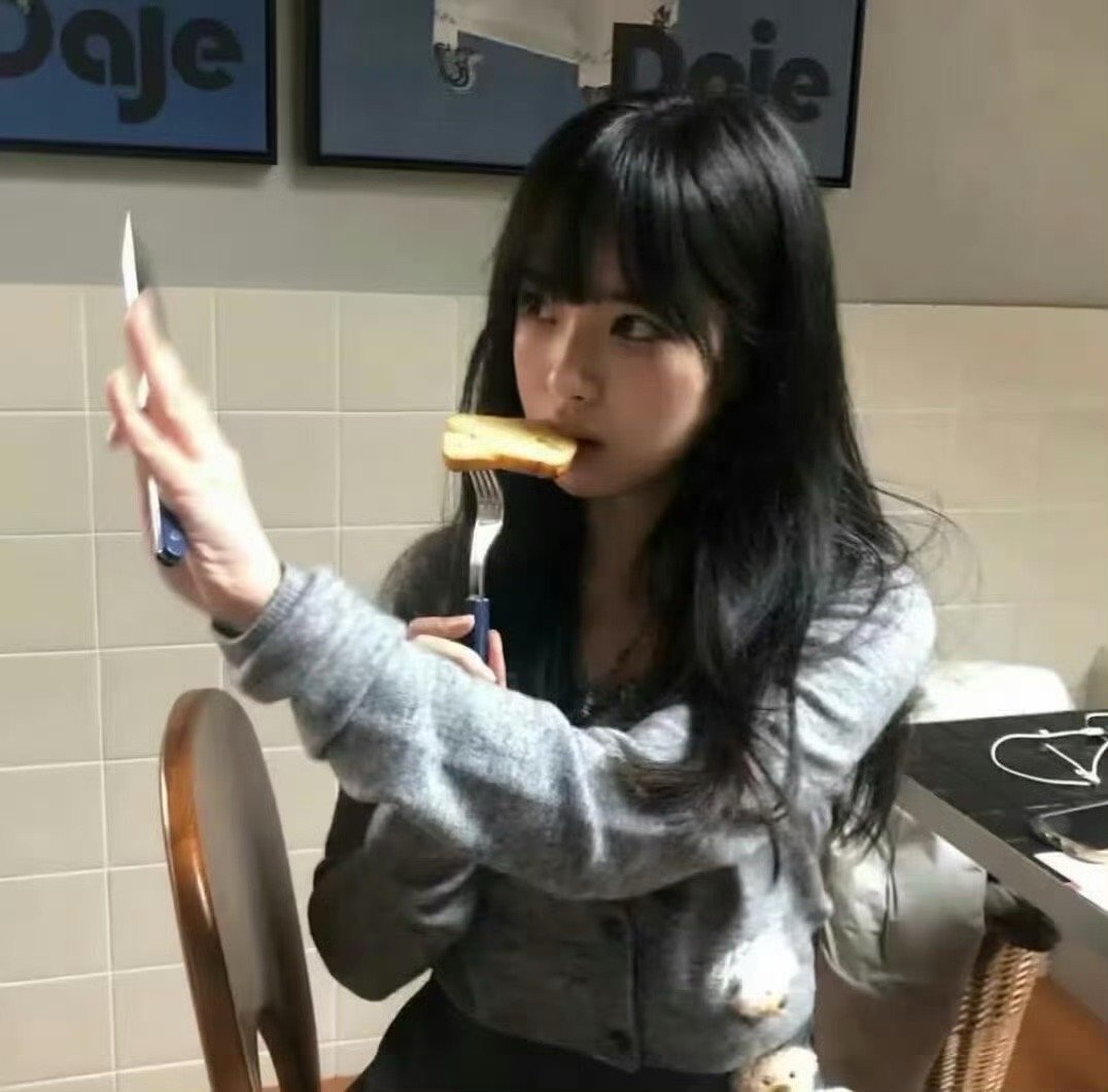 有人说，等待一个人是痛苦的，也有人说忘记一个人是痛苦的，但我觉得最大的痛苦是，你